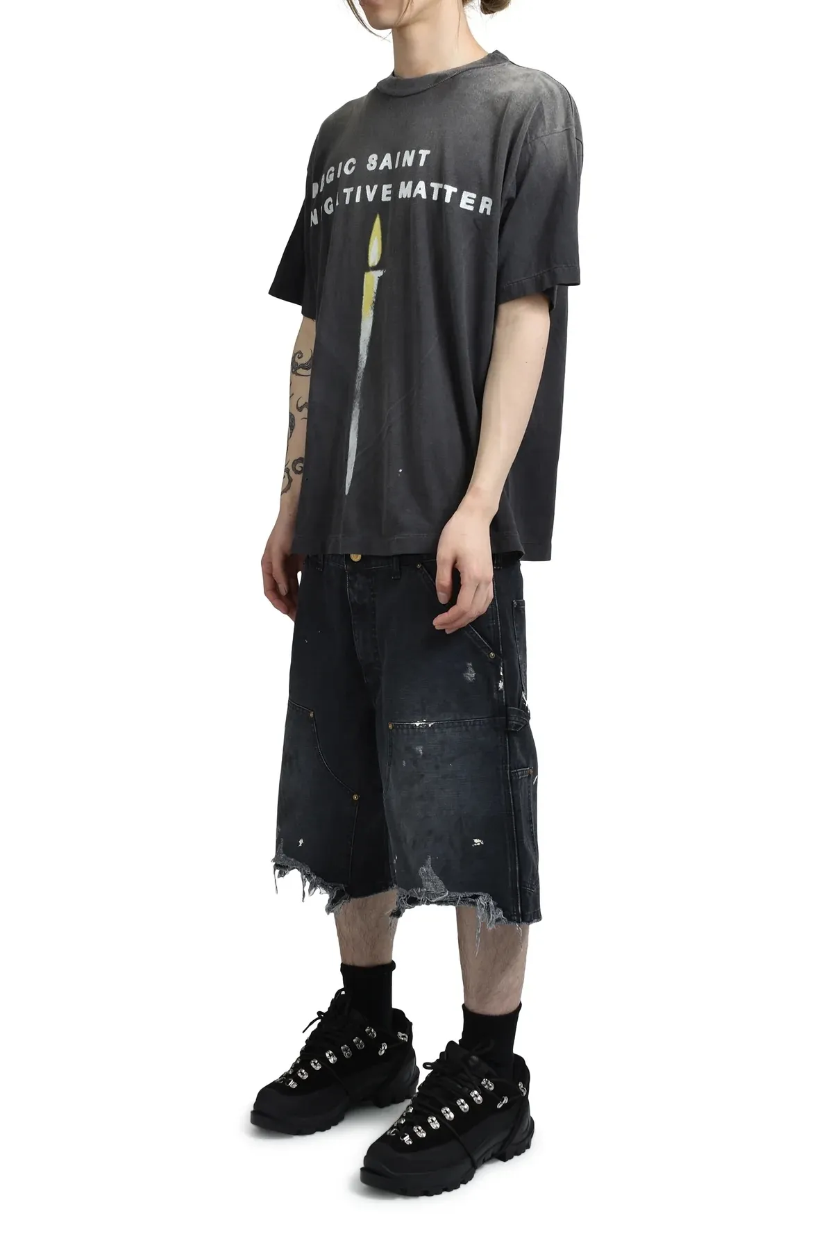 SAINT Mxxxxxx DOUBLE KNEE SHORTS/BLK Knee patches splashed with ink, washed and damaged denim shorts. Washed black S-XL. Custom woven and dyed denim denim with clear texture. Rewashed and faded to create local mottled fading/hole effects. Artificial distressing to simulate natural traces of wear. Original consistent damage treatment. Hand splashed ink and paint. Original consistent wash mark/pocket mark. Double knee patch. Rivet reinforcement. Improve functionality and enhance design.